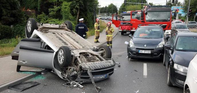 Dachowanie podczas porannego szczytu na al. Sikorskiego w Olsztynie [ZDJĘCIA, WIDEO]