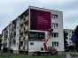 Na jednym z bloków mieszkalnych przy al. Sybiraków w Olsztynie pojawił się baner IPN nawiązujący do usunięcia z centrum Olsztyna kontrowersyjnego pomnika