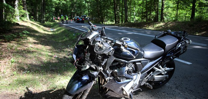 Wypadek motocyklisty pod Olsztynem. Rannego 28-latka przewieziono do szpitala wojewódzkiego [ZDJĘCIA]