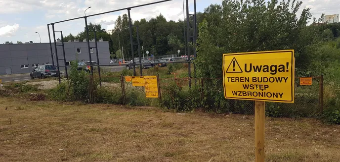 Przy al. Sikorskiego miał stanąć słynny salon meblowy. Dlaczego plac budowy od miesięcy jest pusty?