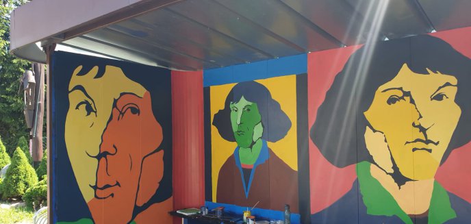 Kopernik à la Andy Warhol na przystanku w Ługwałdzie. Młodzi artyści z olsztyńskiego Pałacu Młodzieży namalowali mural