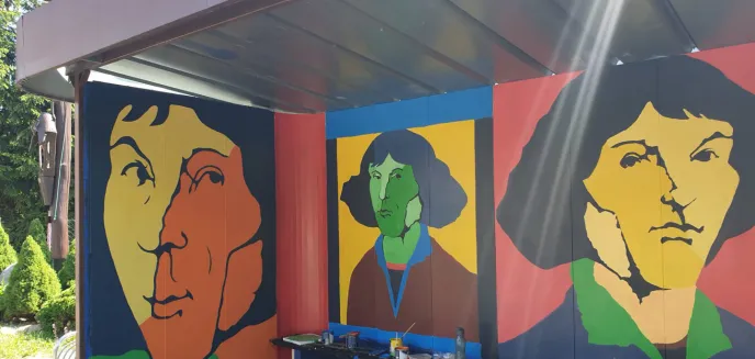 Kopernik à la Andy Warhol na przystanku w Ługwałdzie. Młodzi artyści z olsztyńskiego Pałacu Młodzieży namalowali mural