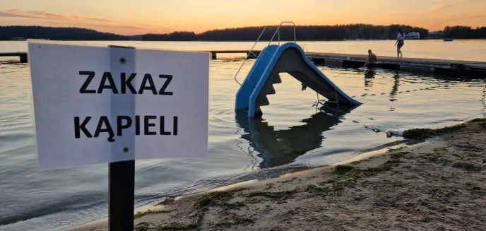 Sinice kontratakują? Na plaży miejskiej kąpiele tylko słoneczne