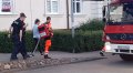 Moment, w którym młoda kobieta o własnych siłach kieruje się w stronę karetki pogotowia