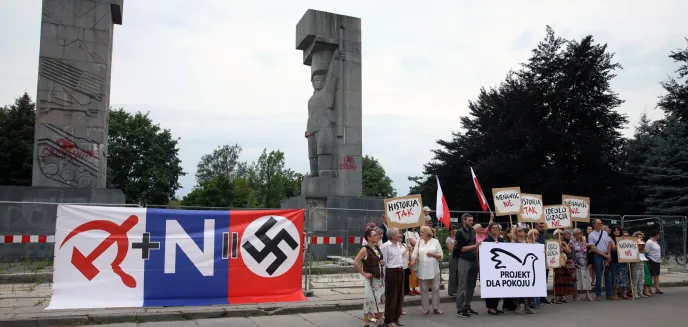 Ze wszech stron konferencje, zawiadomiona została policja. Trwa zaciekła walka o ''szubienice'' [ZDJĘCIA]