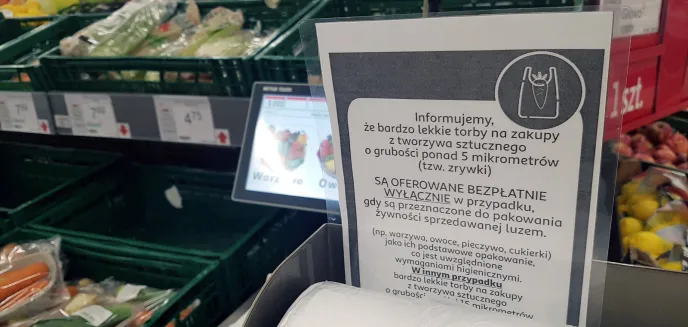 Koniec z darmowymi ''zrywkami''. Sieci hipermarketów wprowadzają opłatę za niepoprawne użycie foliowych reklamówek