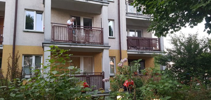 83-latka z Olsztyna wyrzuciła 28 tys. zł przez balkon