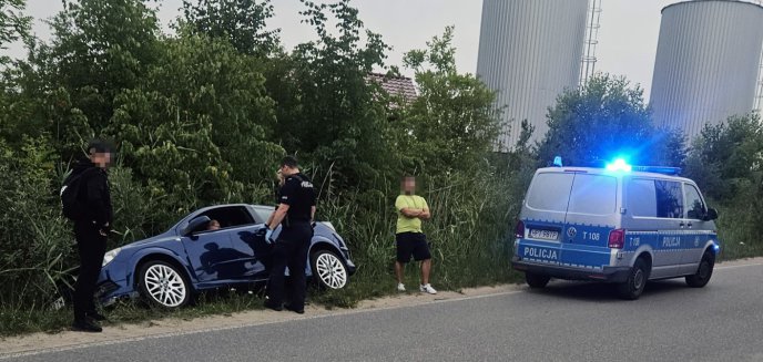 Pijana kobieta zaparkowała w rowie w Bartągu? ''Agresywna. Próbowała ucieczki'' [AKTUALIZACJA]