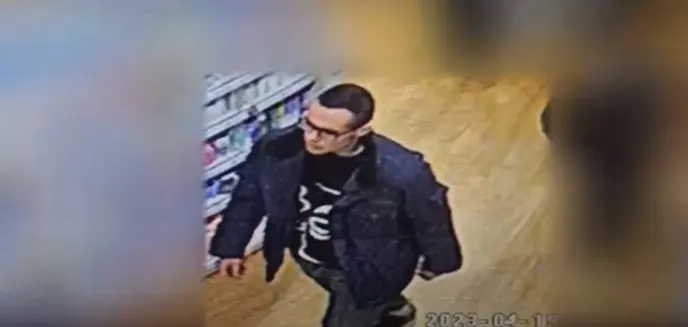 Założył ''okulary niewidki'' i pewnym krokiem ruszył po fanty. Teraz szuka go policja [WIDEO]