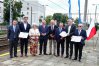 Pamiątkowe zdjęcie chwilę po podpisaniu umowy na modernizację stacji Ostróda