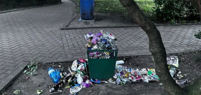 Kosz, z którego wysypywały się śmieci, ''aresztowany'' przez ZDZiT
