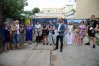 Losem mieszkańców kamienic pośrodku, których powstaje apartamentowiec zainteresował się Łukasz Michnik (na pierwszym planie), olsztyński kandydat na posła z list Lewicy