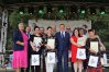 Andrzej Abako (na pierwszym planie, w centrum) w  towarzystwie laureatów konkursu na Warnijski kunsztyk