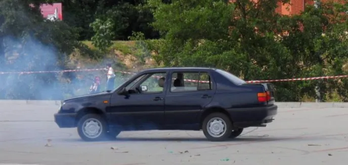 14-latek dosiadł volkswagena jak rumaka i driftował na mieście. Czy matka solennie natrze mu uszy?