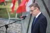Przed pomnikiem Armii Krajowej w Olsztynie uczczono pamięć ofiar II wojny światowej. Głos zabrał m.in. prezydent Olsztyna, Piotr Grzymowicz (na zdjęciu)