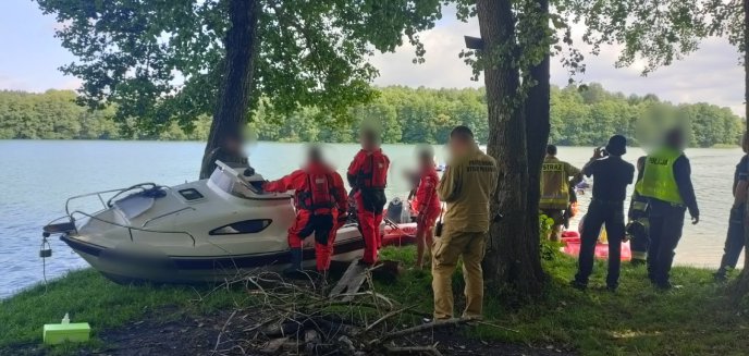 Artykuł: Jezioro Ukiel. Rozpędzona łódź zatrzymała się na polanie między drzewami