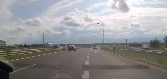 Odsłonił nogi i zrobił to na ekspresówce. Kierowca był zniesmaczony [WIDEO]