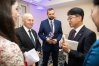 Marszałek Gustaw Marek Brzezin w towarzystwie szefa Centrum Obsługi Inwestorów i Eksporterów przy Urzędzie Marszałkowskim, Roberta Szewczyka podejmuje Sin Ho Kanga z Koreańskiej Agencji Promocji Technologii Rolniczych