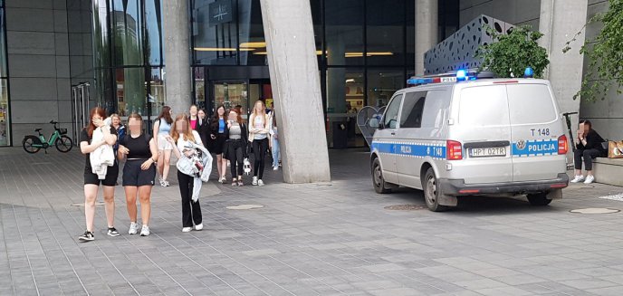 Artykuł: 18-letni nożownik zaatakował pod galerią handlową w Olsztynie. 15-latek w szpitalu walczył o życie