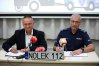 Starosta olsztyński, Andrzej Abako (po lewej) i insp. Piotr Koszczał z KMP w Olsztynie potwierdzili współpracę w ramach projektu "NOL-ek"