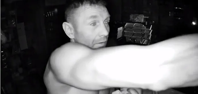 Mięśniak rzucił się na papierosy, jak Kmicic na Wołodyjowskiego. Kim jesteś, piękny ułanie? [WIDEO]