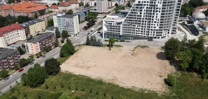 Był basen, jest plac, będzie osiedle. Deweloper wybuduje bloki w centrum Olsztyna