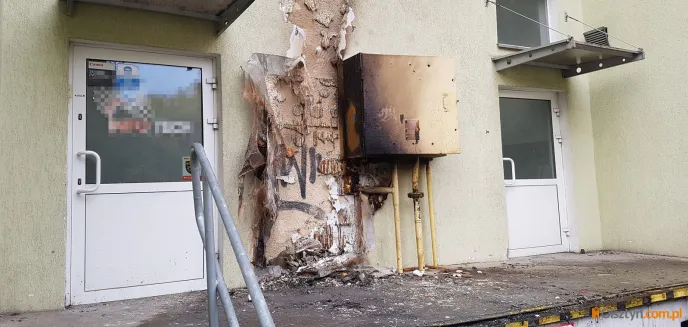 Pożar na tyłach budynku handlowo-usługowego przy al. Piłsudskiego w Olsztynie