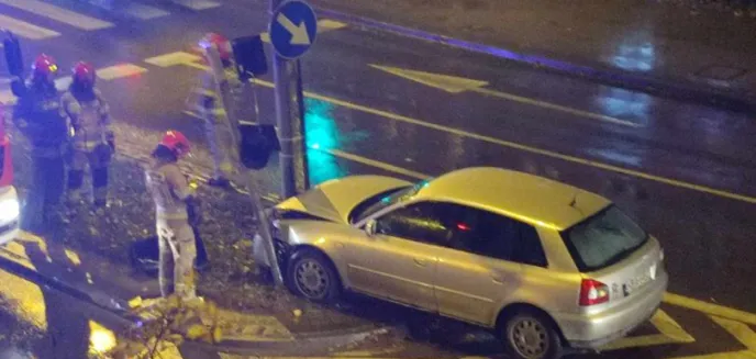 Wjechał w słup oświetleniowy na Zatorzu. Kierowca i pasażer uciekli [ZDJĘCIA]