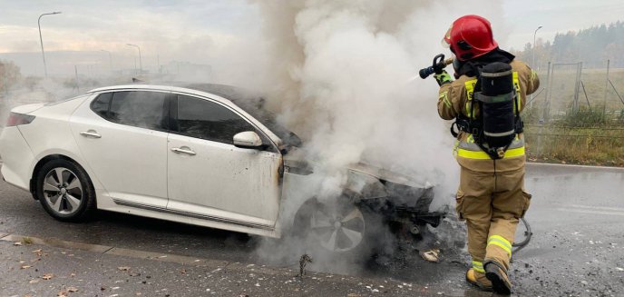 Pożar samochodu osobowego na drodze serwisowej pod Olsztynem [ZDJĘCIA]