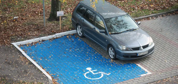 Olsztyn odpowiada na łódzki beton. Mitsubishi grzęźnie w farbie [ZDJĘCIA, WIDEO]