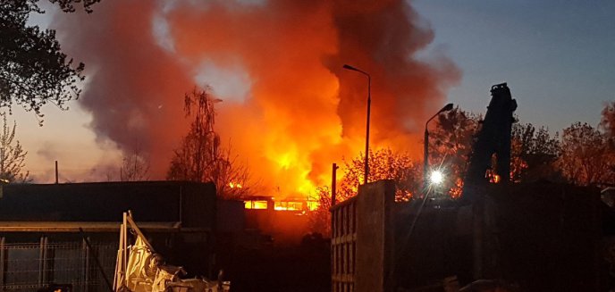 Pożar hali z łodziami w Mikołajkach. „Niełatwa