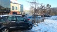 Przed nowym kebabem przy ul. Staszica kierowcy zaczęli rozjeżdżać tereny zielone