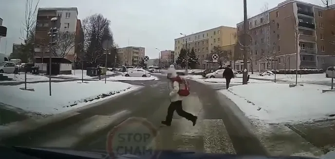 Groźne zdarzenie na ulicy Wiecherta. Sekundy dzieliły dziecko od potrącenia przez samochód [WIDEO]