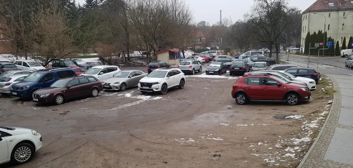 Dziki parking na ul. Nowowiejskiego zostanie ''ujarzmiony''? ZDZiT poszukuje środków