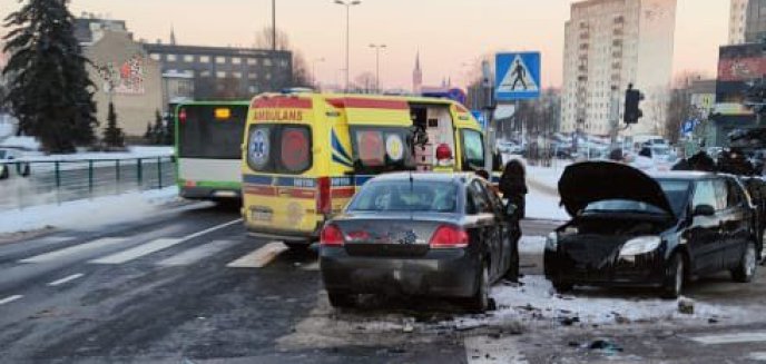 Artykuł: Wypadek z udziałem taxi na newralgicznym skrzyżowaniu w Olsztynie. Pięć osób w szpitalu