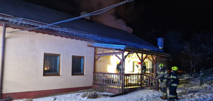 Gmina Dywity. 6 zastępów straży pożarnej walczyło z pożarem domu w Różnowie [ZDJĘCIA]