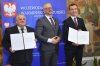 Wojewoda warmińsko-mazurski Radosław Król (w środku) wręczył nominacje wicewojewodom: Zbigniewowi Szczypińskiemu (z lewej) i Mateuszowi Szauerowi (z prawej)