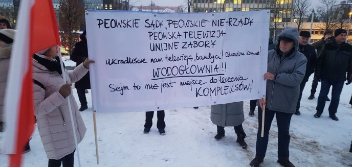 Bandyterka. Zwykła bandyterka”. Antyrządowy protest na placu Solidarności w Olsztynie [ZDJĘCIA, WIDEO]