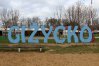 Napis "Giżycko" na tamtejszej plaży