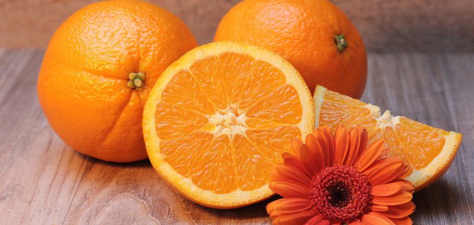 Jak sprawdzić stabilność związku? Poprosić partnera o obranie pomarańczy. W sieci króluje nowy trend [WIDEO]