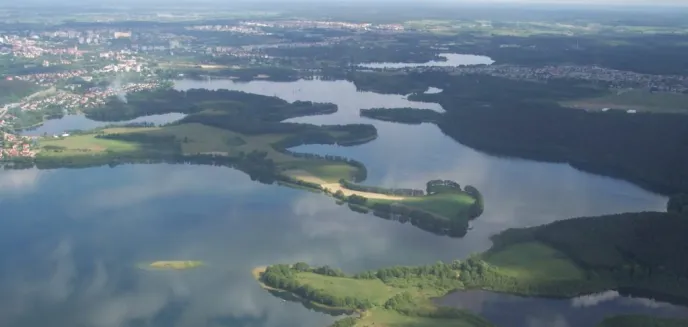 Zamiast superkempingu, sądowa batalia. Co dalej z terenem nad jeziorem Ukiel?