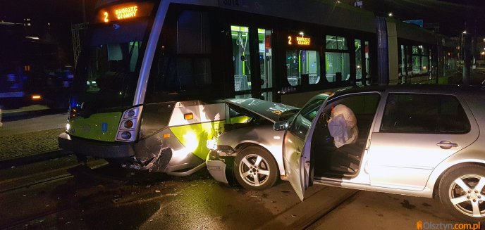 Artykuł: 22-latek w volkswagenie wjechał pod tramwaj na al. Sikorskiego w Olsztynie [ZDJĘCIA, WIDEO]