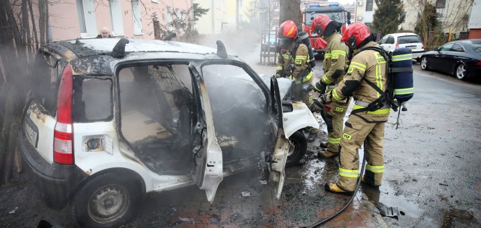 Na ul. Rataja spłonął Fiat Panda. Kierowca uciekł z miejsca zdarzenia [WIDEO, ZDJĘCIA]