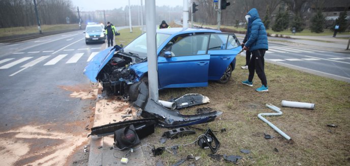 Artykuł: 23-letni kierowca skody "skasował" sygnalizator na ul. Płoskiego w Olsztynie [ZDJĘCIA]