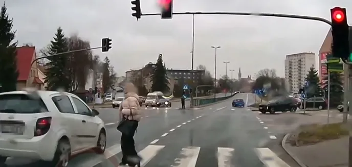 Olsztyn. Blondynka oszukała przeznaczenie, ale co zrobił kierujący chevroletem? [WIDEO]