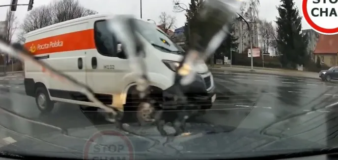 Hamował, aż się spocił. Co zrobił kierowca Poczty Polskiej?! [WIDEO]