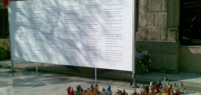 Tablica pamiątkowa przed Urzędem Miasta