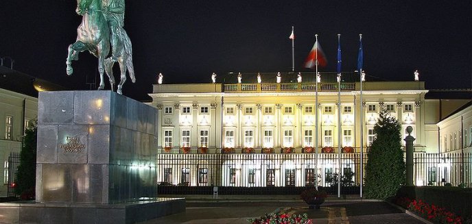 Olsztynianie przy trumnach Pary Prezydenckiej