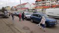 Przed domem handlowym ''Śliwa'' na Jarotach powstał mały, ''dziki'' komis samochodowy