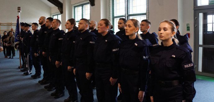 Artykuł: Uroczystości w olsztyńskiej policji. Nowy komendant i ślubowanie 15 policjantów [ZDJĘCIA]